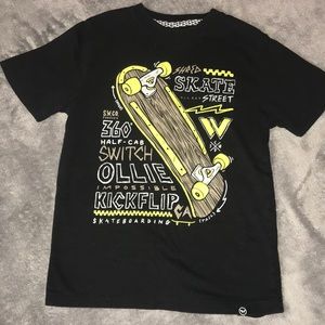 Short sleeve shirt with skateboard